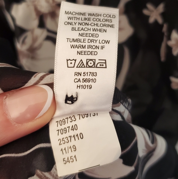 Maurices Women’s Blouse S Black Pink Floral High-Low Hem NWOT Short Sleeve - Picture 6 of 7